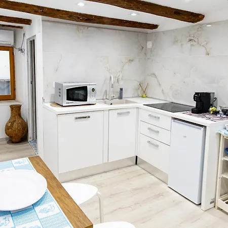 La Scogliera Apartment *